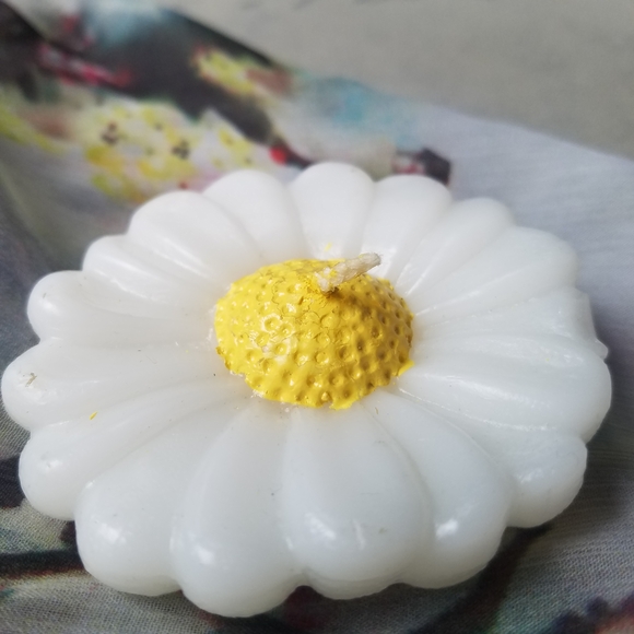 Tea Light Candles Daisy Flower Shaped - Garden Tea Party Birthday Floral Decor - Picture 6 of 6